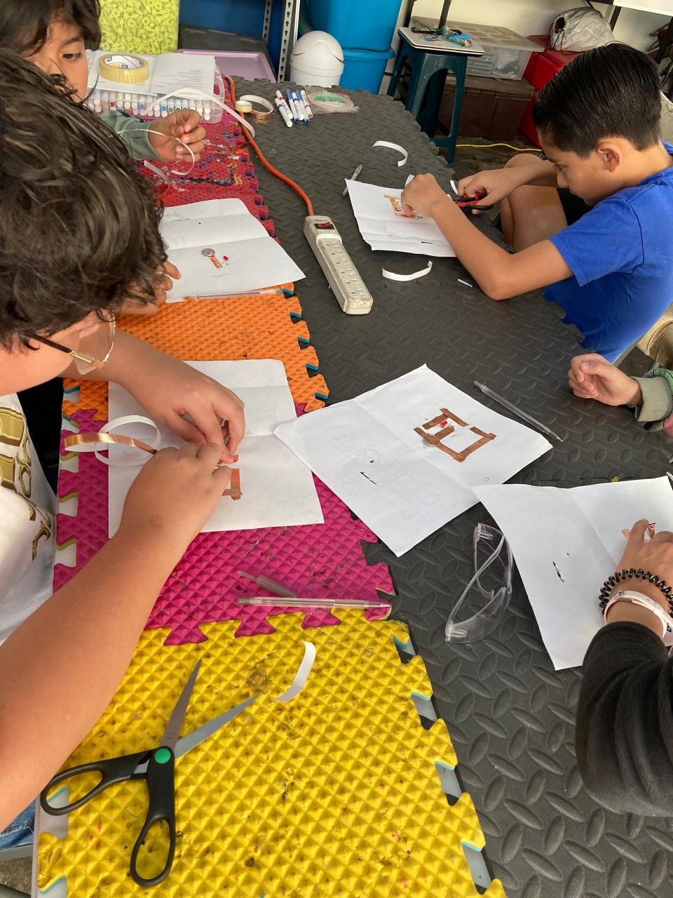 Niñas construyendo robots en taller Hoky Coyoacán